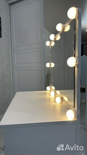 Туалетный столик с зеркалом и подсветкой