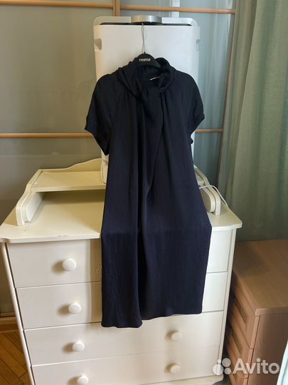 Черное платье по колено