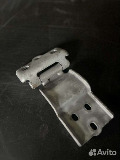 Петля задней двери нижняя Peugeot Boxer 250