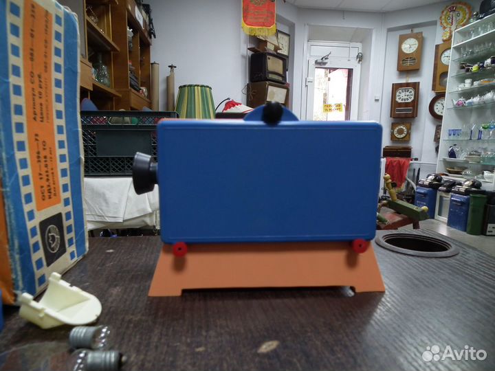 Кинопроектор игрушка времен СССР