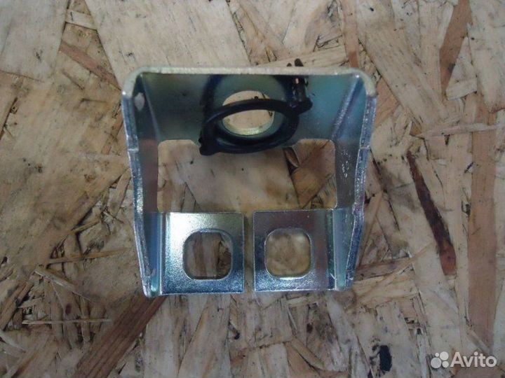 Кронштейн Volkswagen Passat B6 BZB