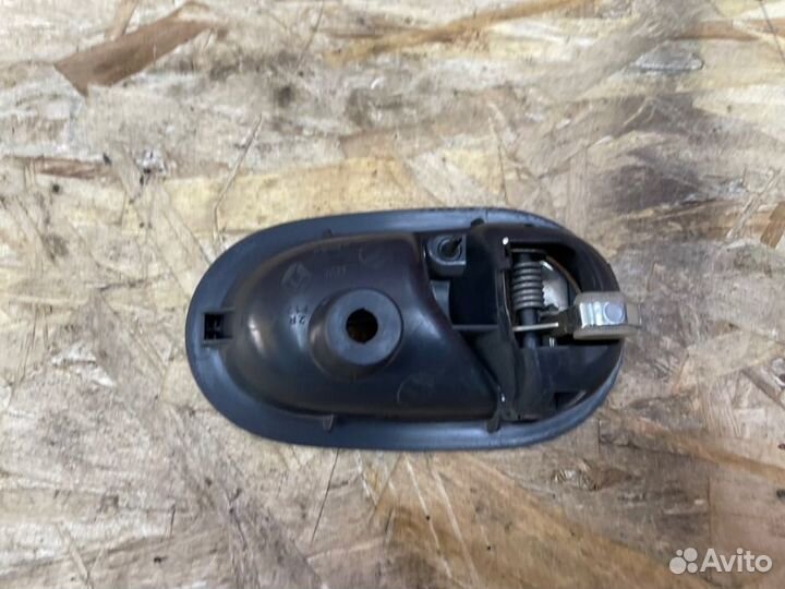 Внутренняя ручка двери правая Renault Logan