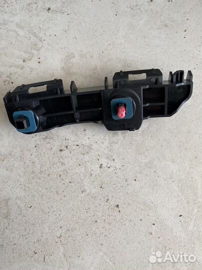 Кронштейн бампера задний правый Toyota Rav4