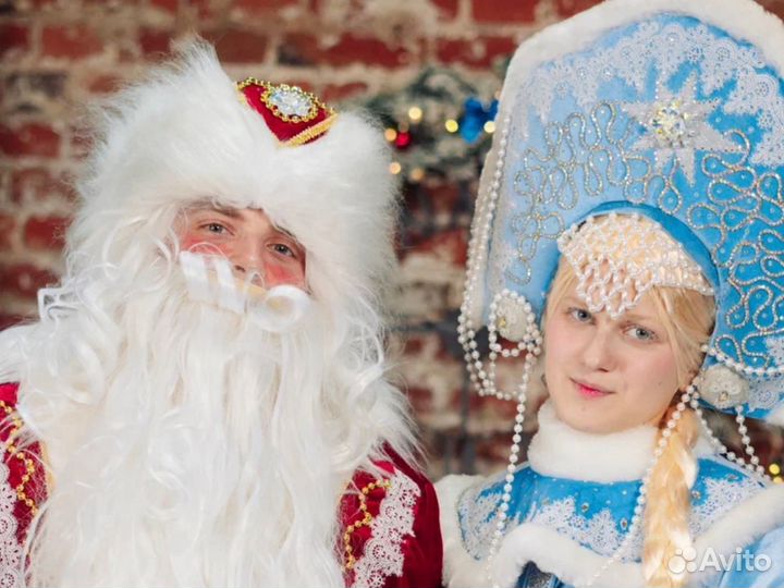 Дед мороз и снегурочка с кроликом и ёжиком