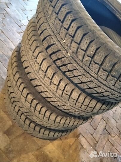 Motomaster APL 175/70 R14 82T