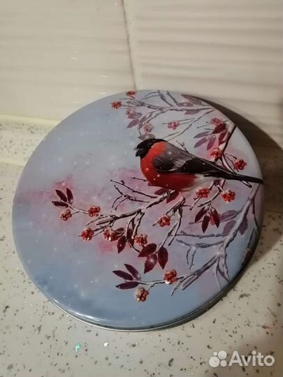 Жестяные банки с новогодней тематикой