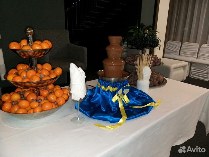 Шоколадный фонтан и фруктовая пальма