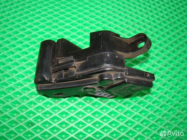 Крышка плюсовой клеммы акб BMW 7 E65 бмв 7 Е65 Е66