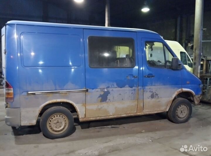 Задние двери, гнилые со сквозной коррозией