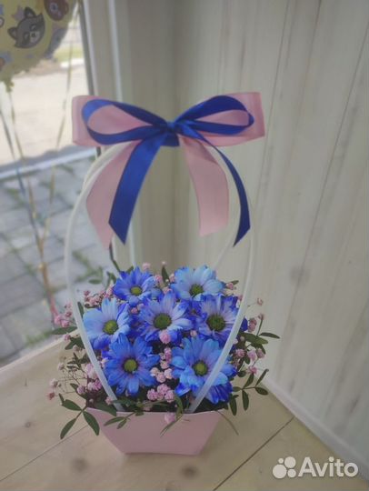 Композиции Цветы в коробке 1 сентября