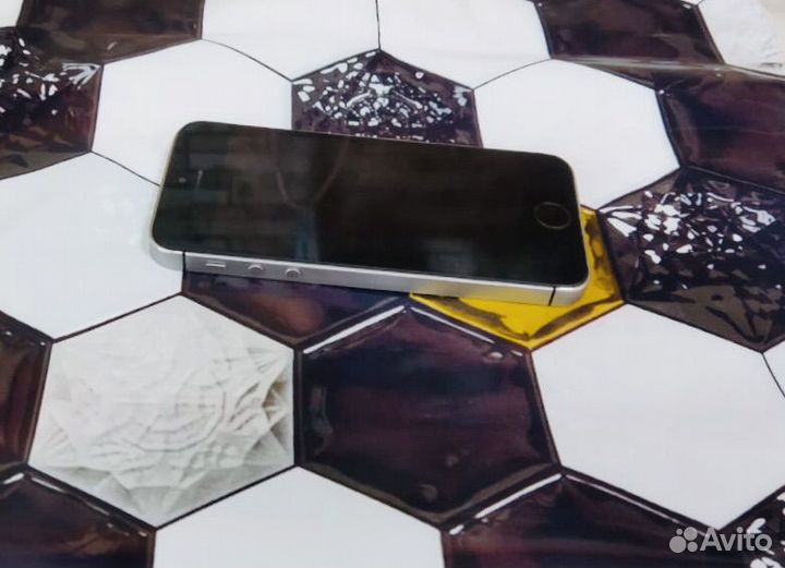 iPhone SE, 32 ГБ