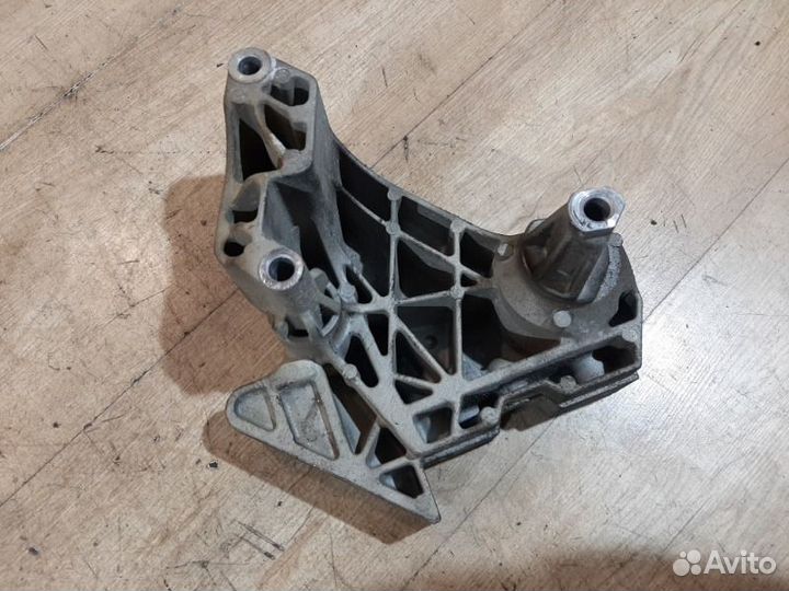 Кронштейн двигателя правый Volkswagen Passat B6