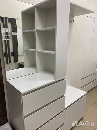 Прихожая белая симпл