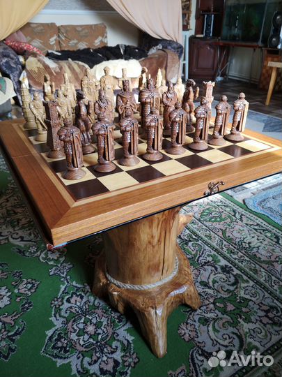 Шахматы резные из дуба сувенирные