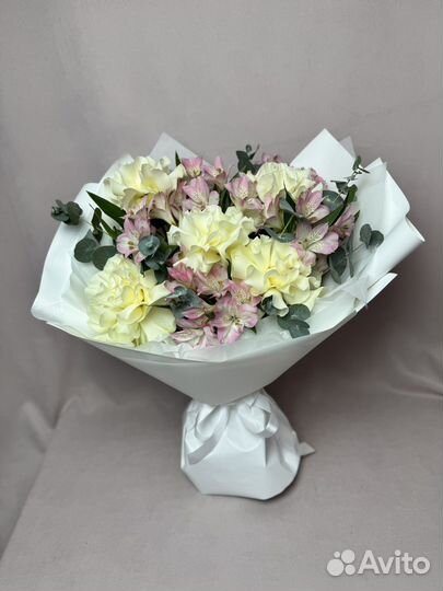 Французские розы с альстромерией