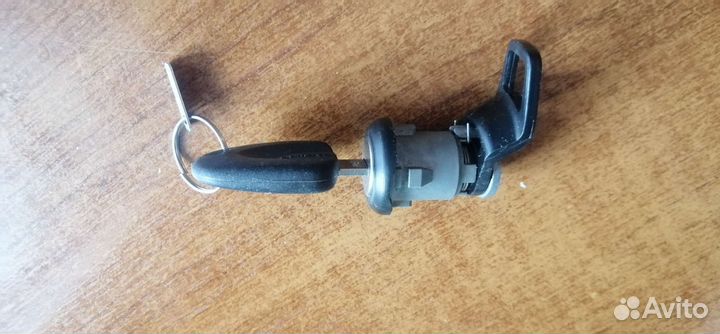 Личина замка двери с ключём