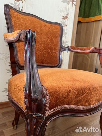 Пара старинных кресел