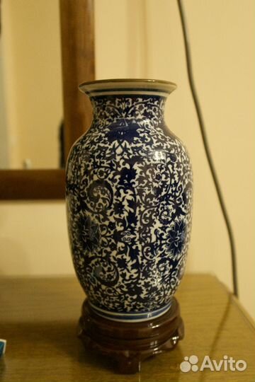 Ваза китайская расписная на деревянной подставке