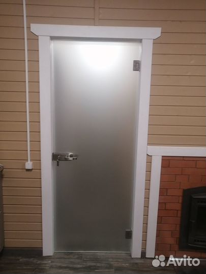 Стеклянная дверь по индивидуальным размерам