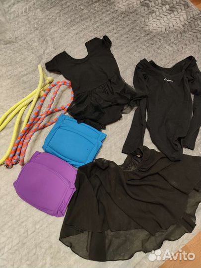 Для гимнастики купальник 98 и 104, скакалка,мяч