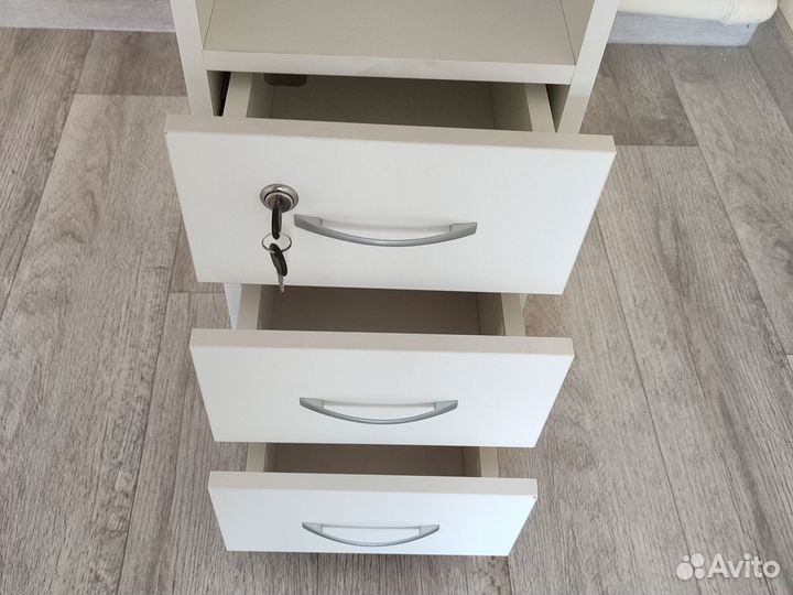 Маникюрный стол