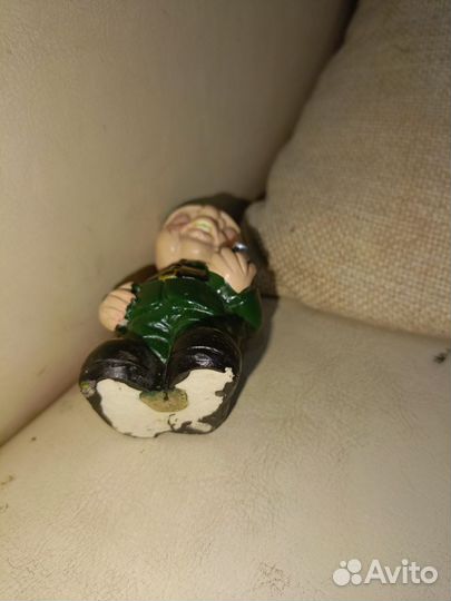 Фигурка солдата с гранатой