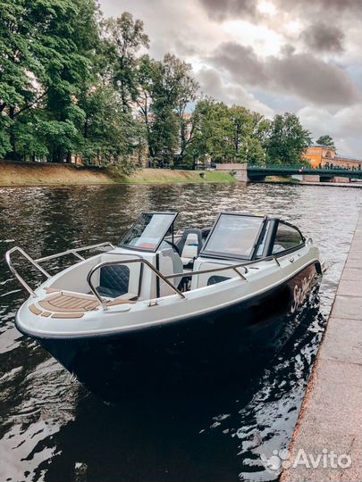 Аренда катера с капитаном. Развод мостов, свидания