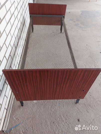 Кровать с металлическим каркасом