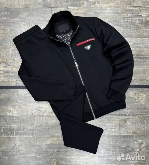 Стильный костюм Prada для спортивных мужчин