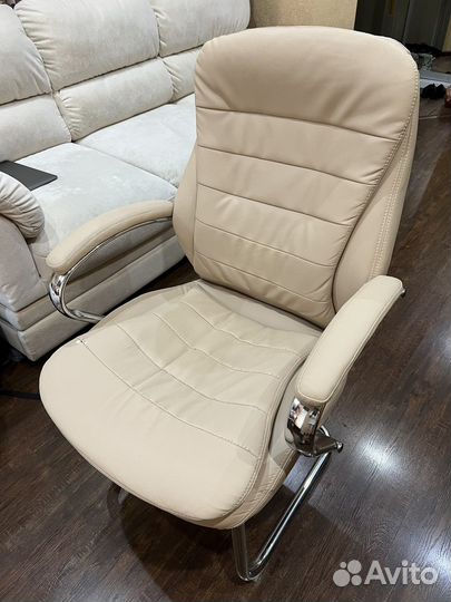 Кожанное кресло