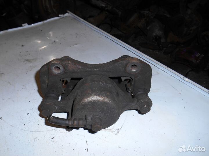 Передний правый суппорт Mitsubishi Galant