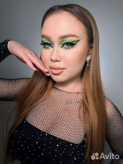 Модель на яркий макияж