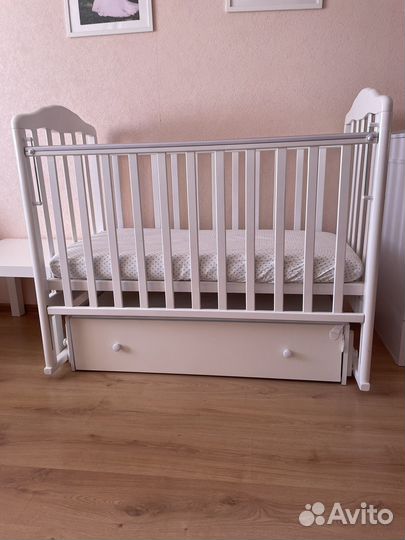 Детская кроватка с маятником и ящиком