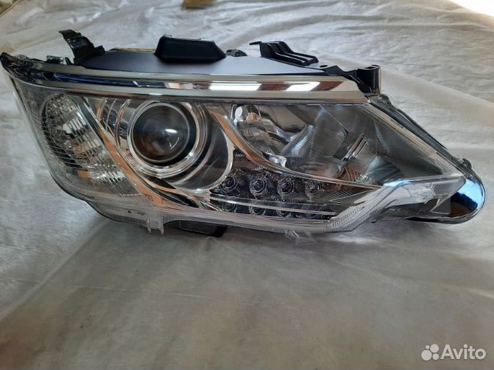 Фара галоген передняя правая Toyota Camry V55