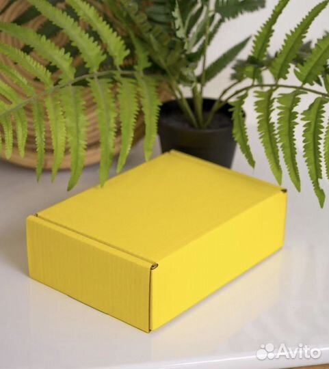 Книжный бокс с книгами и открытками