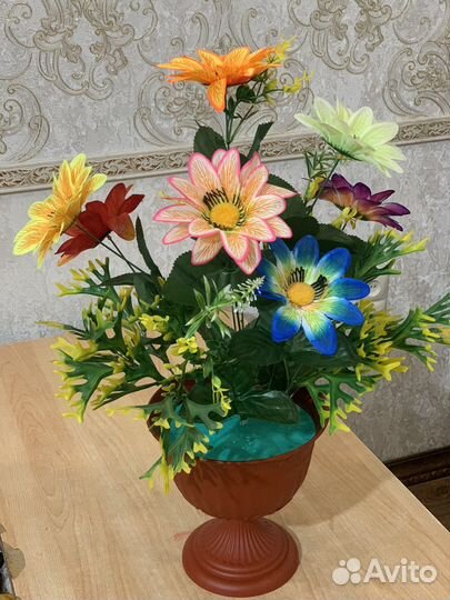 Искусственные цветы в вазе