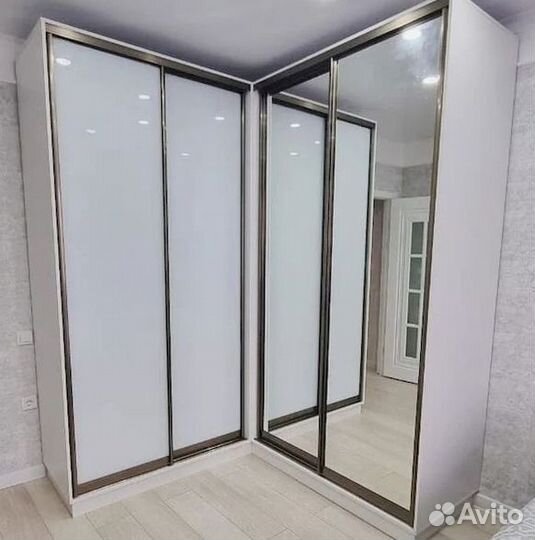 Зеркальный шкаф