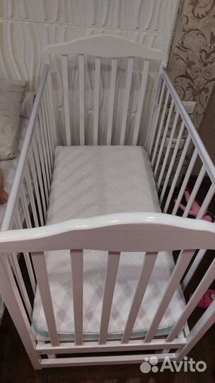 Детская кроватка с маятником и балдахином