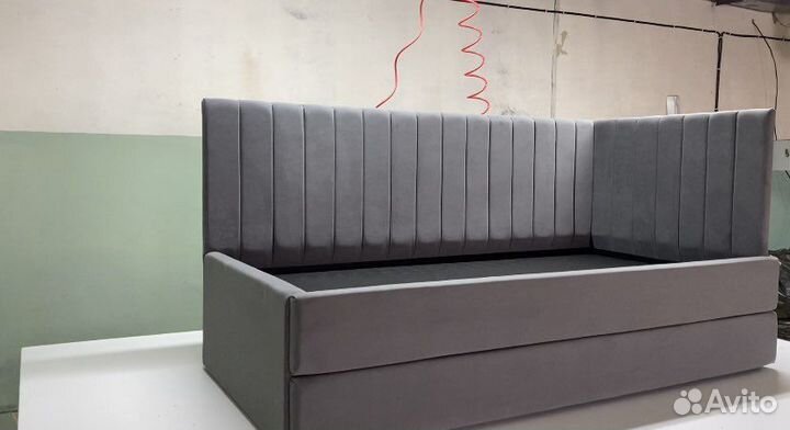 Кровать с мягкой спинкой для ребенка