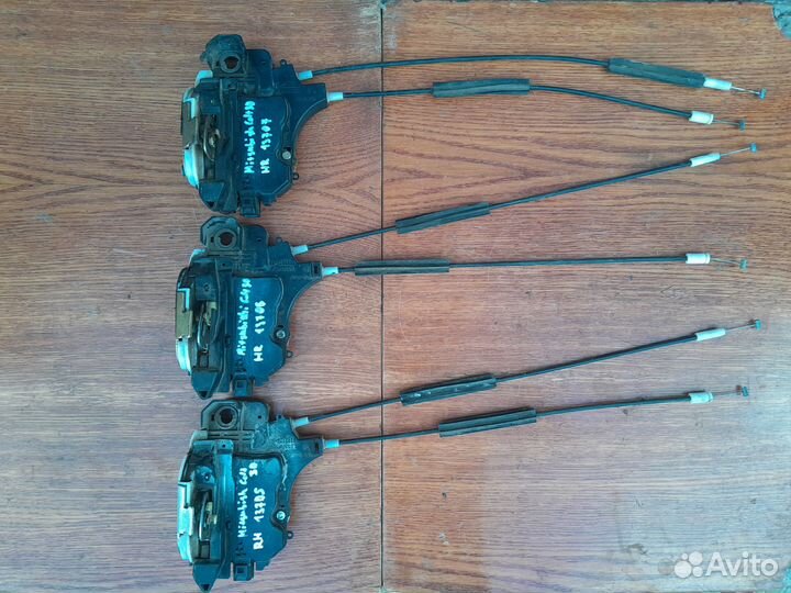 Замок двери задней правой Mitsubishi Colt 30