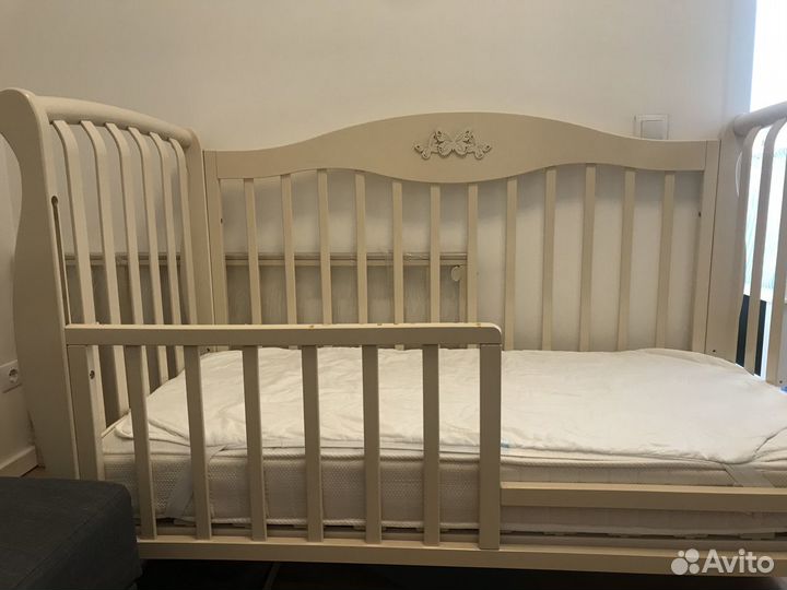 Детская кроватка с матрасом и бортиками