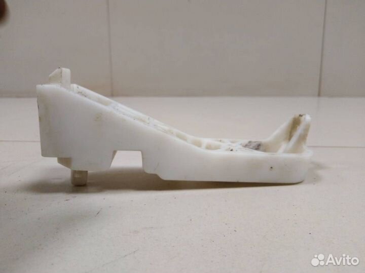 Кронштейн фар левый Mitsubishi Outlander XL CW 200