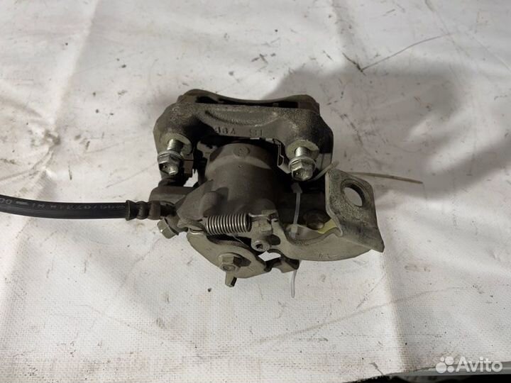 Суппорт задний правый Toyota Auris ZRE152