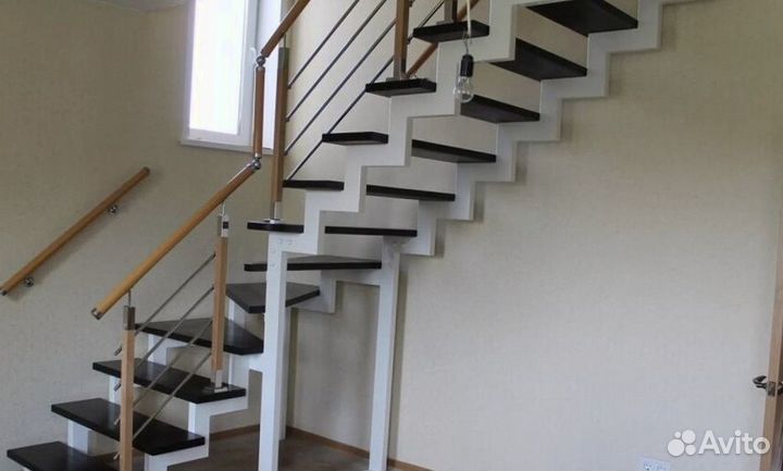 Лестница на металлокаркасе открытого типа