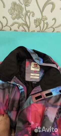 Горнолыжный костюм Quiksilver и свитшот