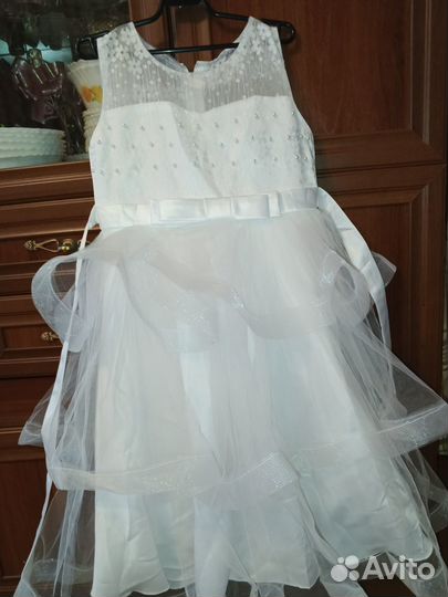 Продам нарядное платье для девочки