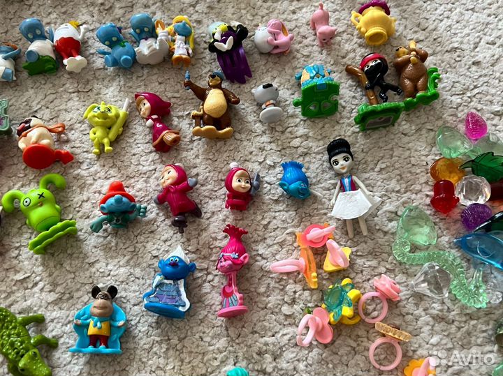 Игрушки из киндера и фигурки животных пакетом