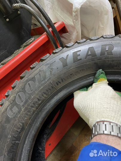 Goodyear Ultragrip Ice Arctic 215/60 R16 99T