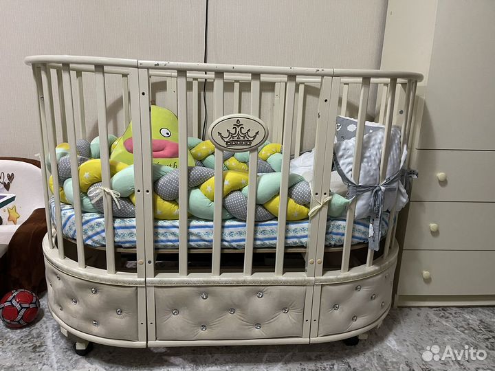 Детская кроватка круглая овальная с маятником