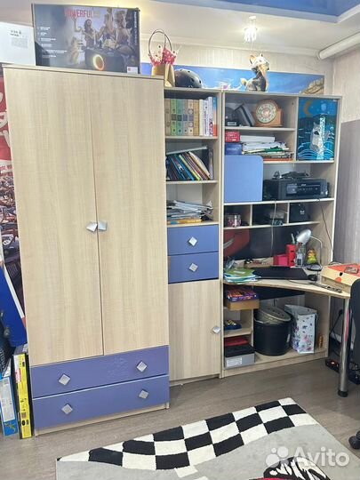 Детская стенка со столом, камодам